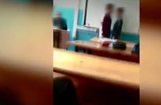 Sınıfta skandal! Öğretmen görüntülendiğini anlayınca