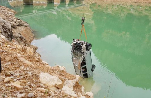 Baba ve iki oğlunun cenazesi 30 metre derinden çıkarıldı