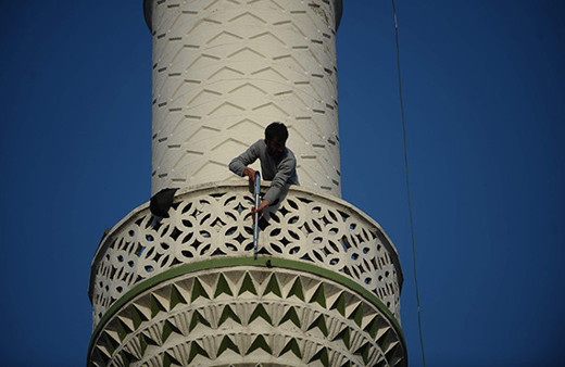Pompalı tüfekle minareye çıktı: Özel harekat alarma geçti!