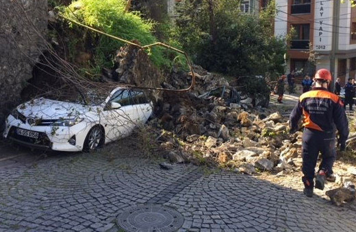 Beşiktaş'ta istinat duvarı araçların üzerine çöktü