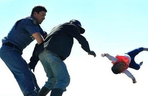 İnanılmaz anlar! Canavar baba bebeğini çatıdan attı