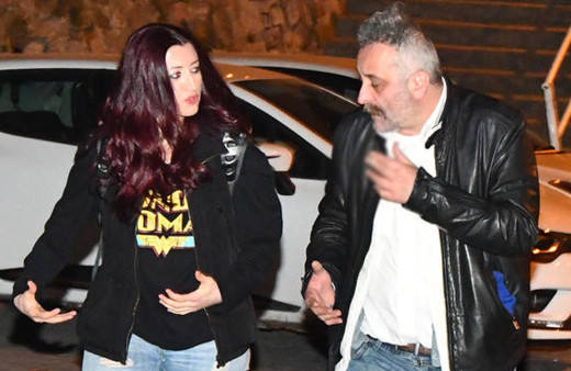 20 yaş küçük sevgilisi soruldu: Bayan var ayıp oluyor