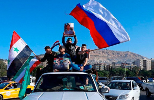 Suriyeliler Rus bayraklarıyla sokaklarda!