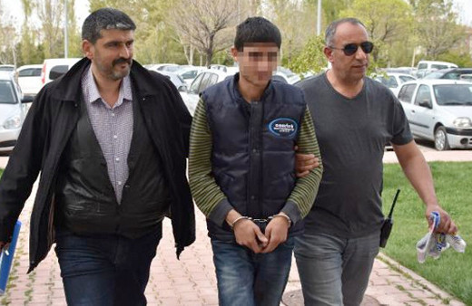 Eşinin kıyafetini giyen koca bakın ne yaptı!