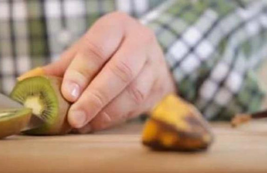  Kivi ve muzu aynı anda saksıya gömdü... Çıkan herkesi şoke etti!