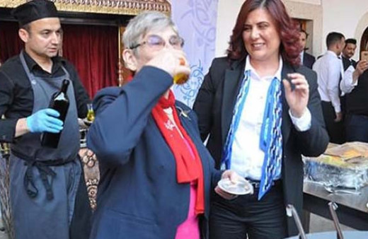 Canan Karatay zeytinyağı içti, 'Ana Sütü Kadar Faydalıdır' dedi