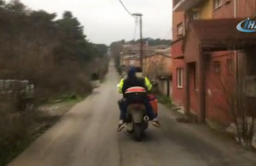 Motosiklette 3 insan ve 1 köpeğin tehlikeli yolcuğu