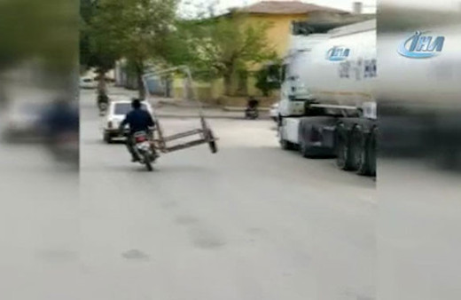 Üç tekerlekli motosikletle tehlikeli yolculuk