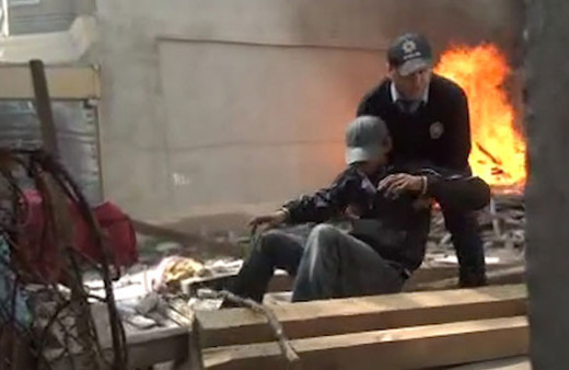 Kahraman polis madde bağımlısını alevlerin arasından kurtardı