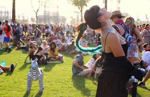 Hande Erçel dekolteli kıyafetiyle dikkat çekti!