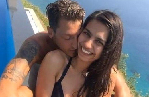 Mesut'la Amine evlilik yolunda hızla ilerliyor