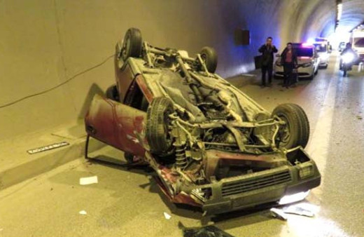 Tünelde zincirleme kaza; araçlardan biri takla attı