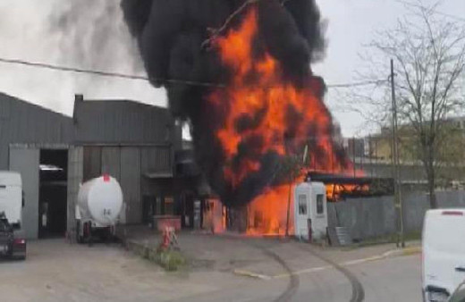 İstanbul'da fabrikada korkutan yangın!
