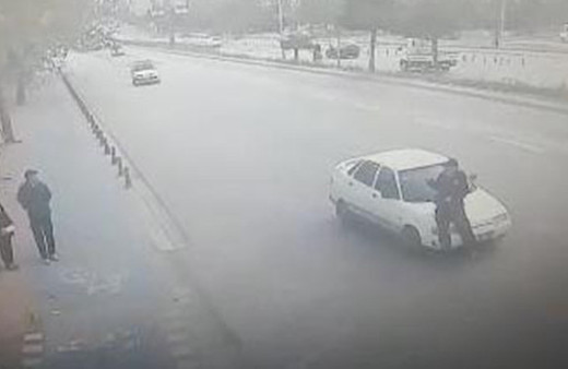 Akılalmaz olay: Vali'ye selam veren polise otomobil çarptı!