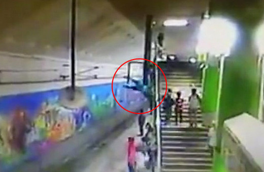 Yaşlı adamın metrelerce yüksekten yere çakılma anı kamerada