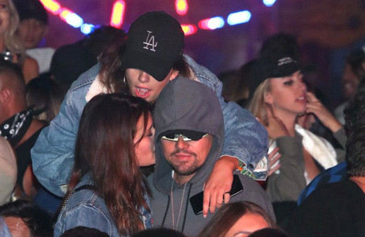 İhanet dedikodularına inat sarmaş dolaş eğlendiler