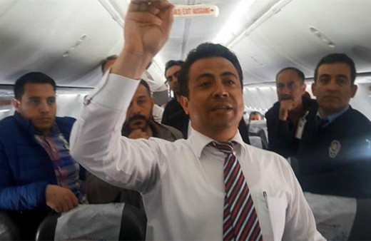 Uçakta gergin dakikalar: Yolculardan büyük tepki!