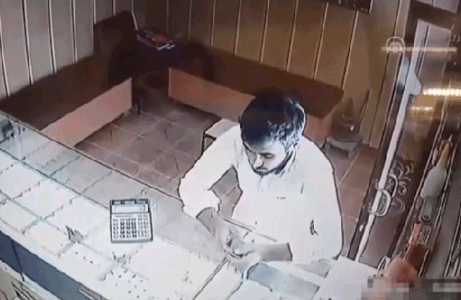 Kuyumcunun bir anlık dalgınlığı pahalıya mal oldu! 