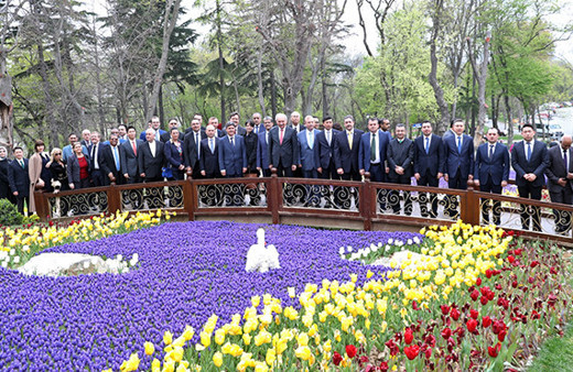 Başkan Uysal, başkonsolosları lalelerle buluşturdu!