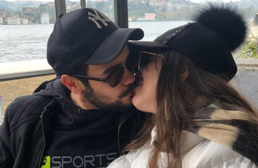 Kimseye aldırmadı dudağından öptü!