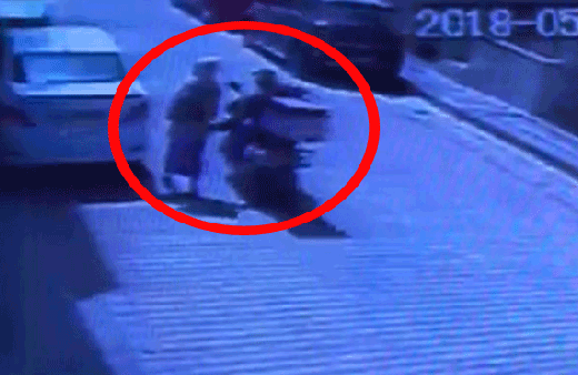 Motosikletli sapık kameraya yakalandı