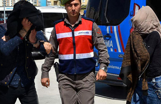 Oğluyla birlikte kocasını döverek öldürdü!