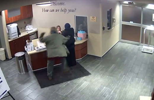 Hastanede islamofobik saldırı! Başörtülü genç kıza yumruk attı