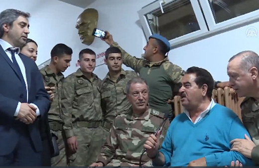 Hulusi Akar'dan selfie çeken askere uyarı