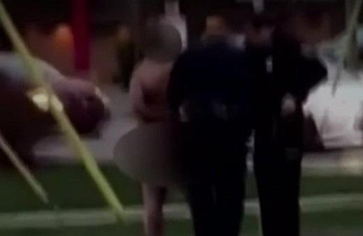 Yok böyle rahatlık… Trafiği birbirine kattı, çırılçıplak dans etti