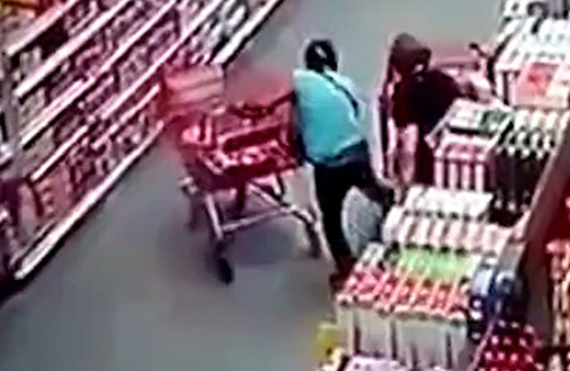 Markette akıllara durgunluk veren taktikle hırsızlık yaptılar