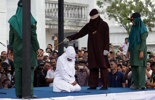 Vahşet! Zina yaptılar sokak ortasında kırbaç yediler