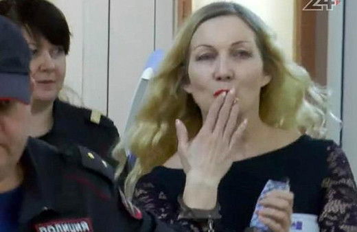 Zorla ilişkiye girmeye çalışan eski kocasının cinsel organını kesti