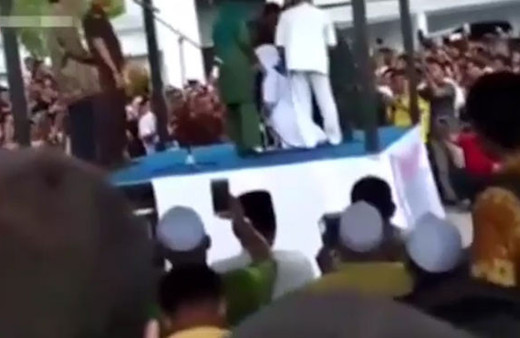 Böyle vahşet görülmedi! Kırbaçlanan kadını çekmek için yarışa girdiler