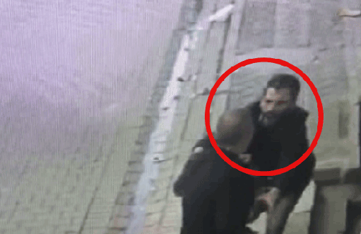 Şoke eden görüntü! Önce tokalaştı sonra silahla vurdu