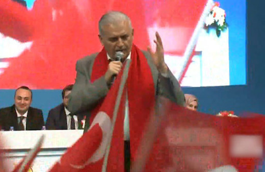 Başbakan Binali Yıldırım kongrede şarkı söyledi