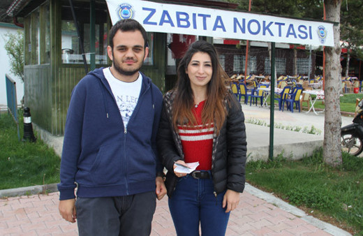 Üniversite öğrencileri yolda buldukları parayı...