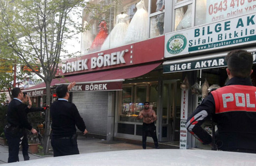 Esenyurt'ta rehine krizi! Kendini yakmaya kalkan saldırgan ikna edildi