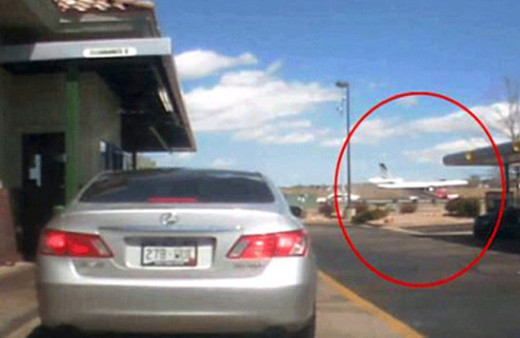 Bunu da gördük! Uçak arabaların arasına daldı