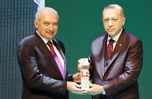 Mevlüt Uysal’a “En Yeşilaycı Siyasetçi” ödülünü Cumhurbaşkanı Erdoğan verdi