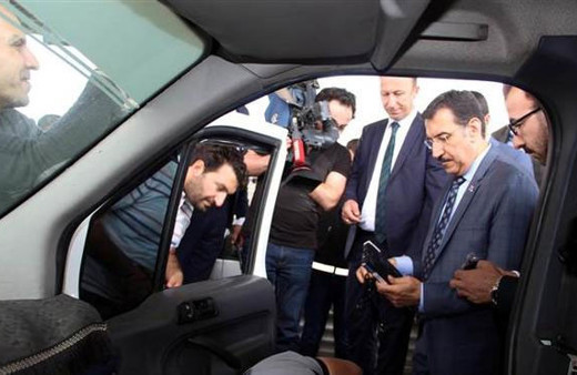 Bakan Tüfenkci’nin incelemesi sırasında kaçak sigara ele geçirildi