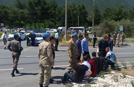 Manisa'da asker taşıyan minibüse TIR çarptı! Çok sayıda...