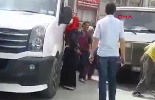 Kadınlardan tacizciye meydan dayağı! Saniye saniye kamerada