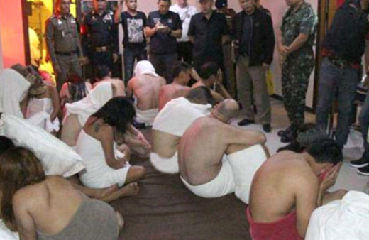 Genç kızlarla grup halinde ilişkiye girerken böyle basıldılar