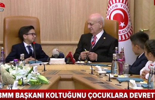 TBMM Başkanı İsmail Kahraman koltuğunu çocuklara devretti!
