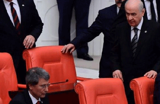 Bahçeli'nin İYİ Parti sıralarına bakışı olay oldu! İşte o anlar...
