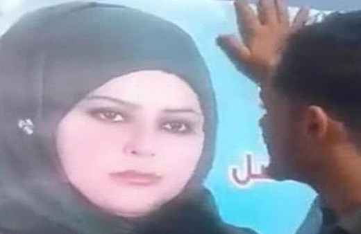 Kadın adayın afişini öpünce ortalık karıştı!