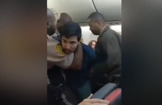 Uçaktan inmek istemeyen yolcuya şok tabancalı müdahale kamerada