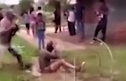 İnanılmaz görüntüler! Kanadalı turisti yerliler linç etti