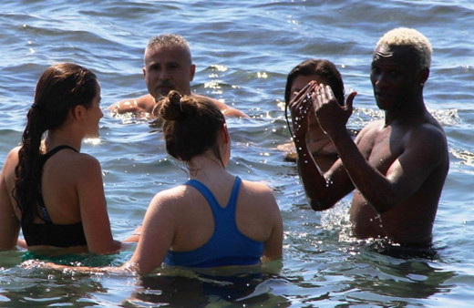 Yattara denizde çocuklar gibi eğlendi!