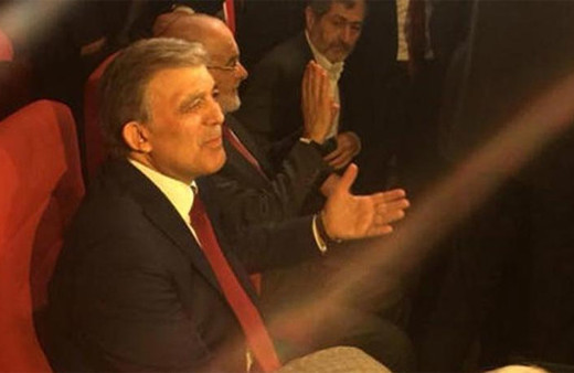 Gül salona Karamollaoğlu ile birlikte geldi